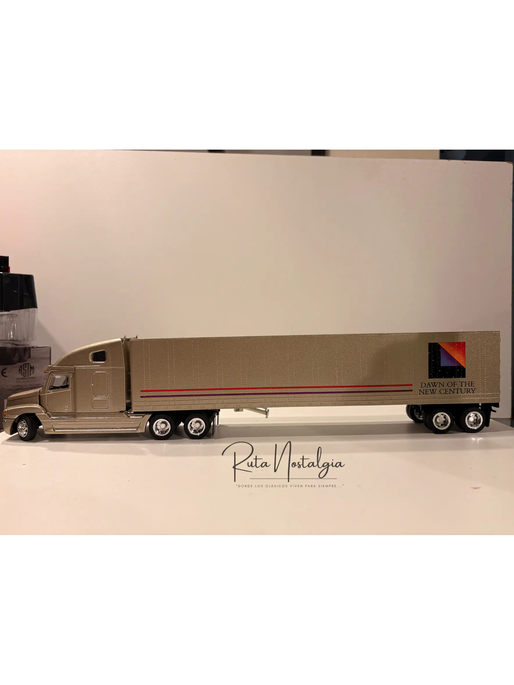 Freightliner Century Class S/T con Semirremolque NZG 416 1:43 | Camión Americano de Colección en Chile 3