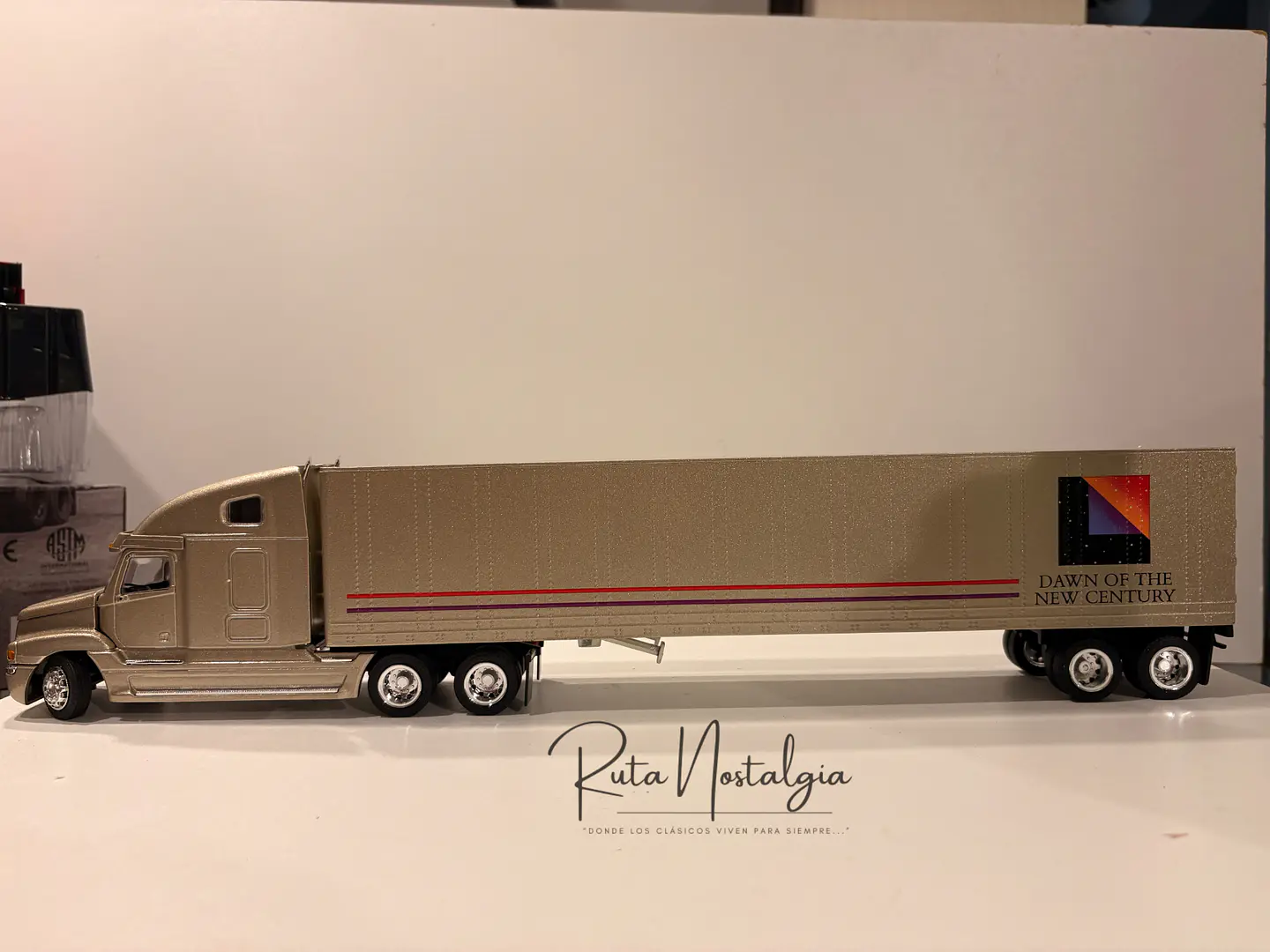 Camión Freightliner Century Class S/T con Semirremolque NZG 3
