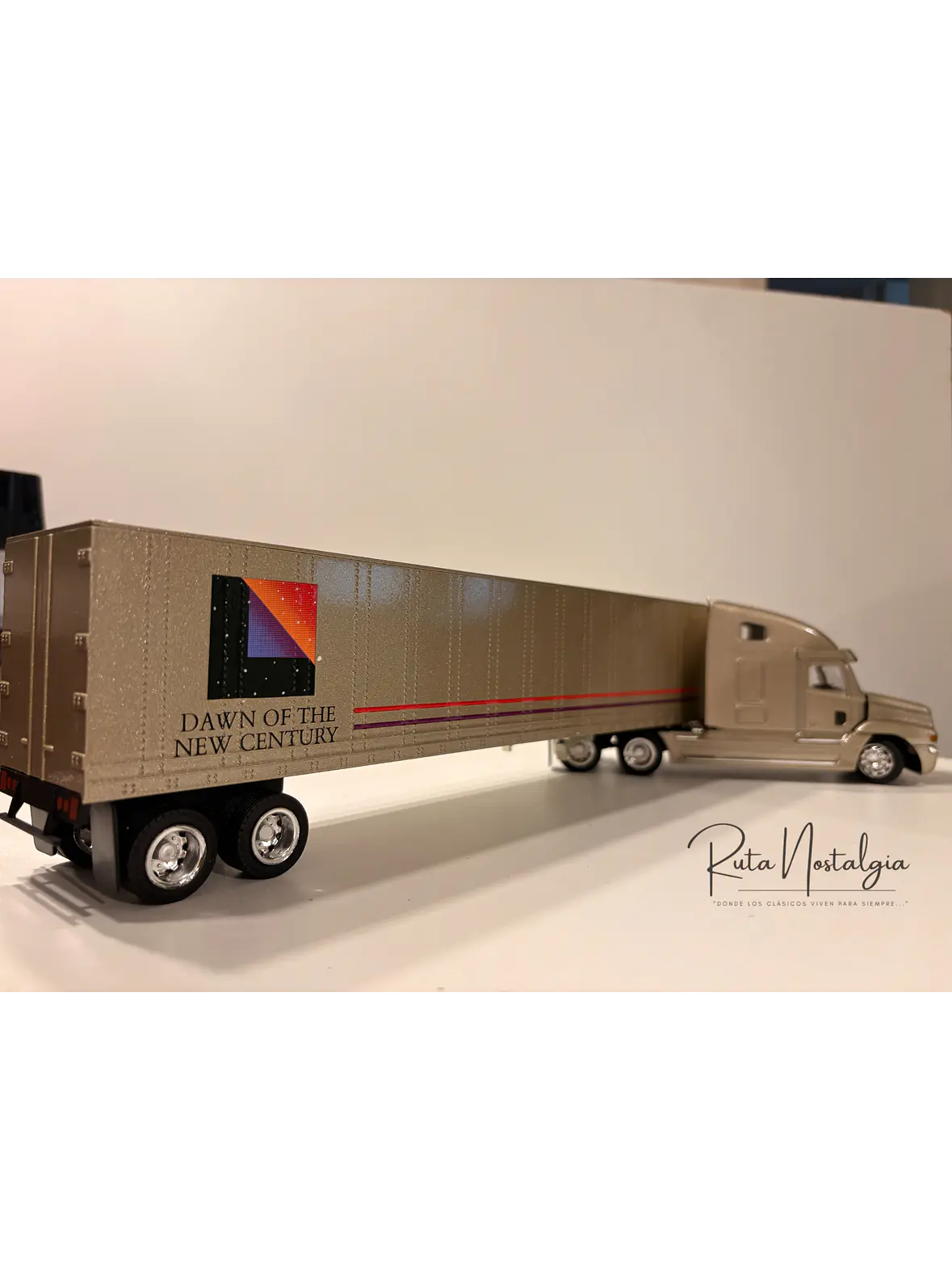 Freightliner Century Class S/T con Semirremolque NZG 416 1:43 | Camión Americano de Colección en Chile 6