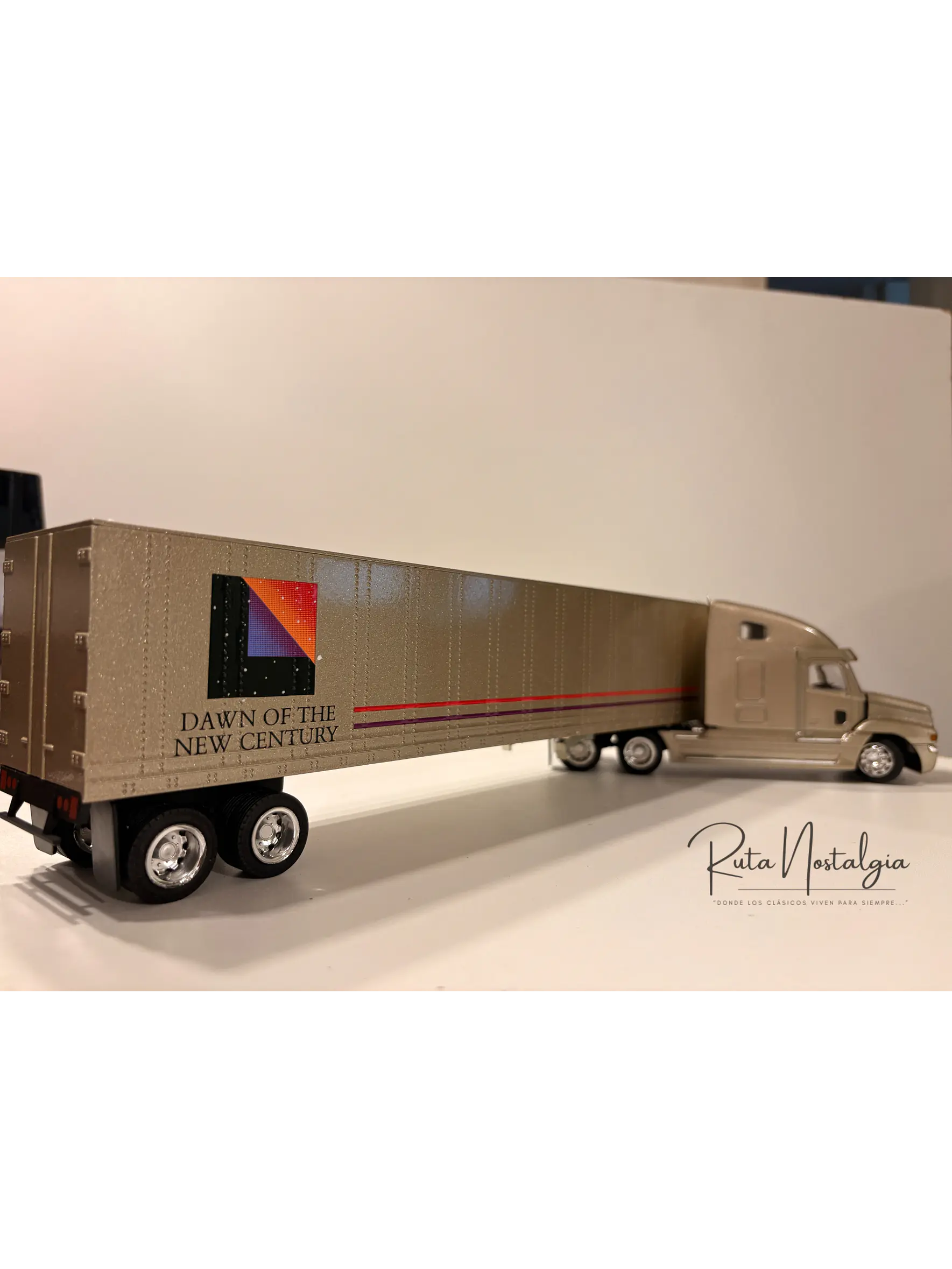 Freightliner Century Class S/T con Semirremolque NZG 416 1:43 | Camión Americano de Colección en Chile 6