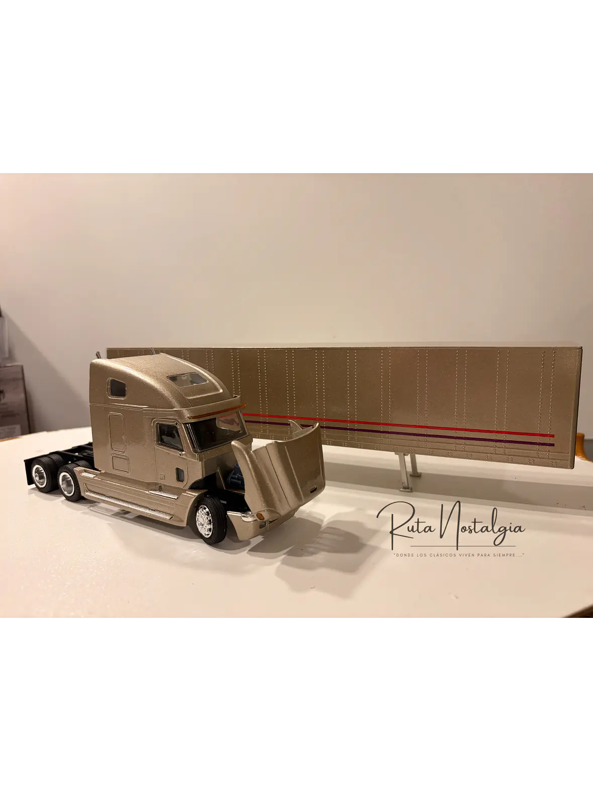 Freightliner Century Class S/T con Semirremolque NZG 416 1:43 | Camión Americano de Colección en Chile 1