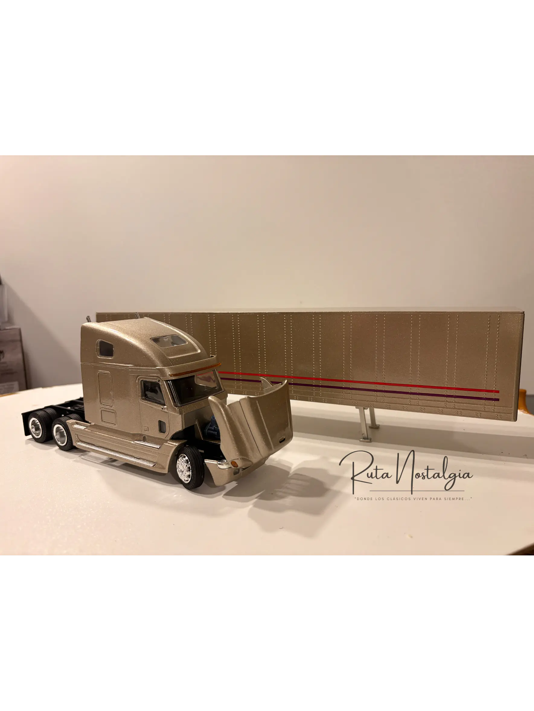 Freightliner Century Class S/T con Semirremolque NZG 416 1:43 | Camión Americano de Colección en Chile 1