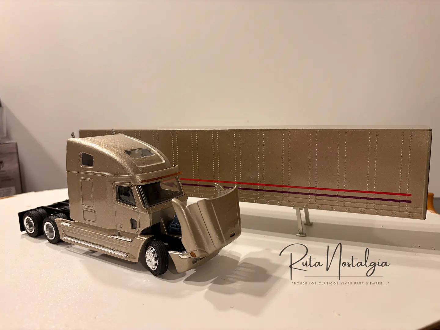Camión Freightliner Century Class S/T con Semirremolque NZG 1