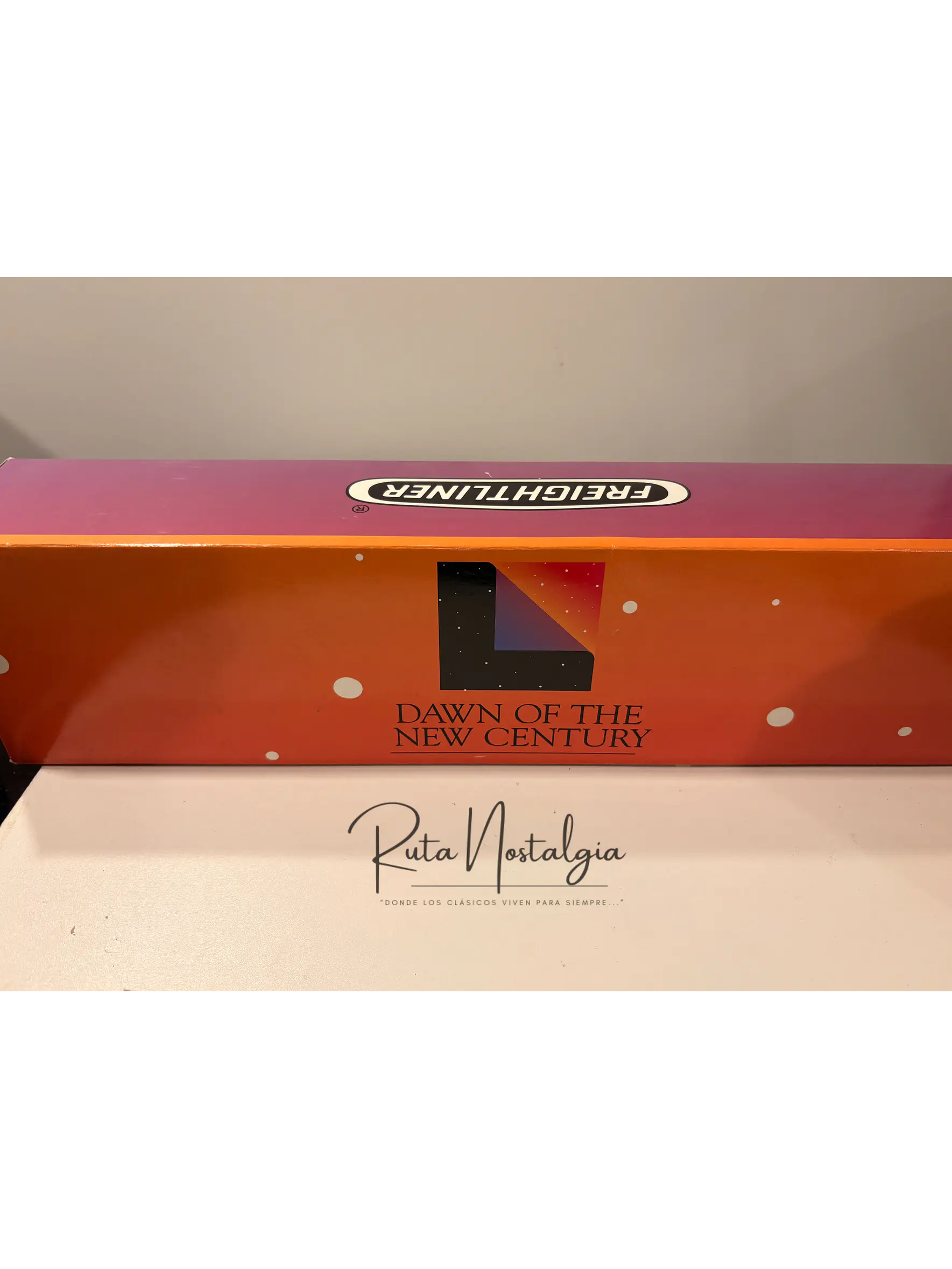 Freightliner Century Class S/T con Semirremolque NZG 416 1:43 | Camión Americano de Colección en Chile 8