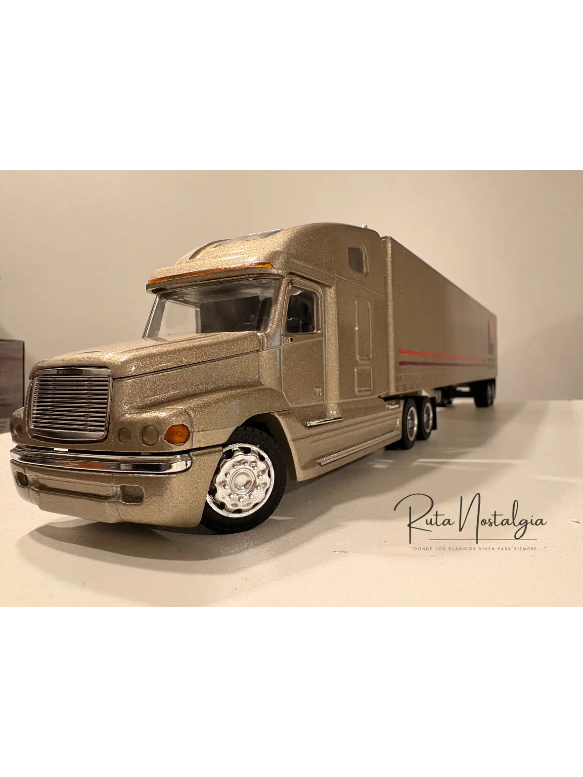 Freightliner Century Class S/T con Semirremolque NZG 416 1:43 | Camión Americano de Colección en Chile 2