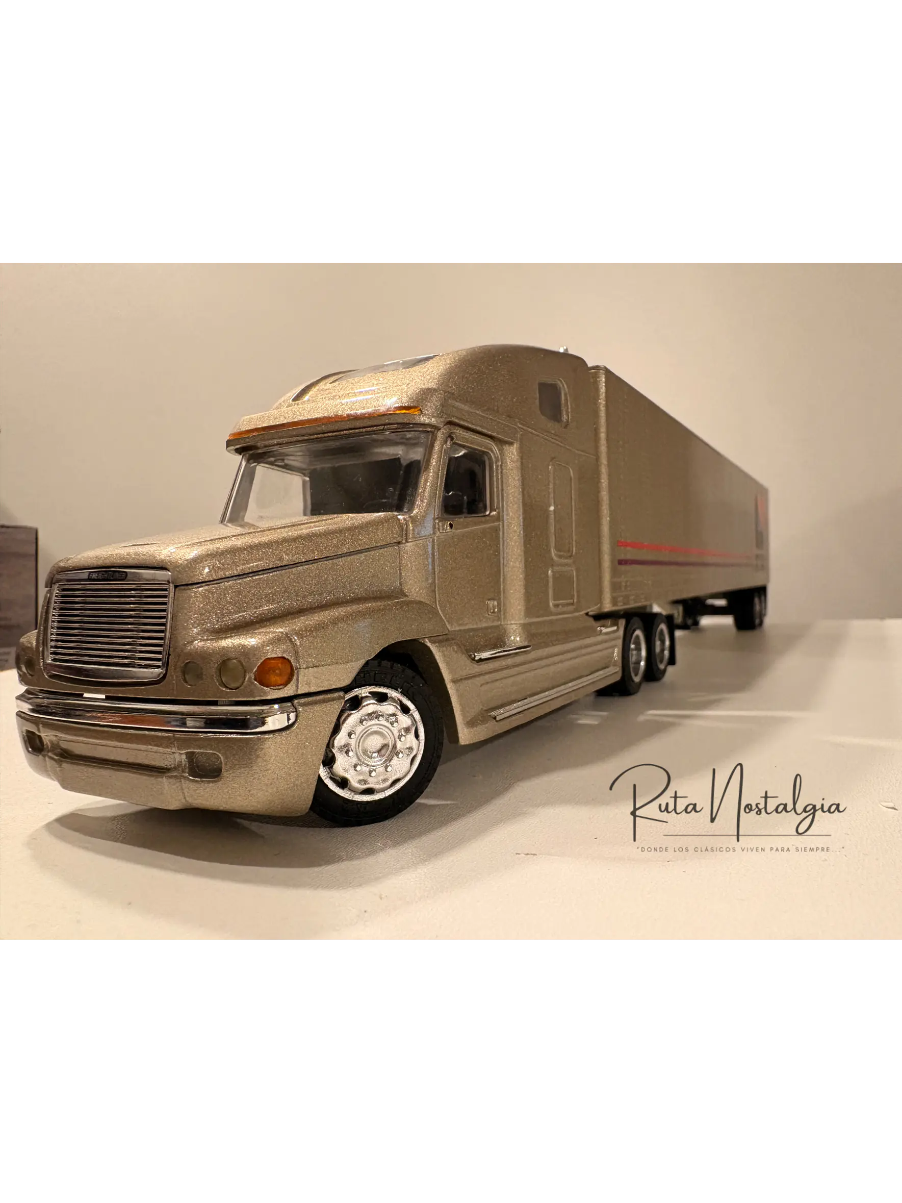 Freightliner Century Class S/T con Semirremolque NZG 416 1:43 | Camión Americano de Colección en Chile 2