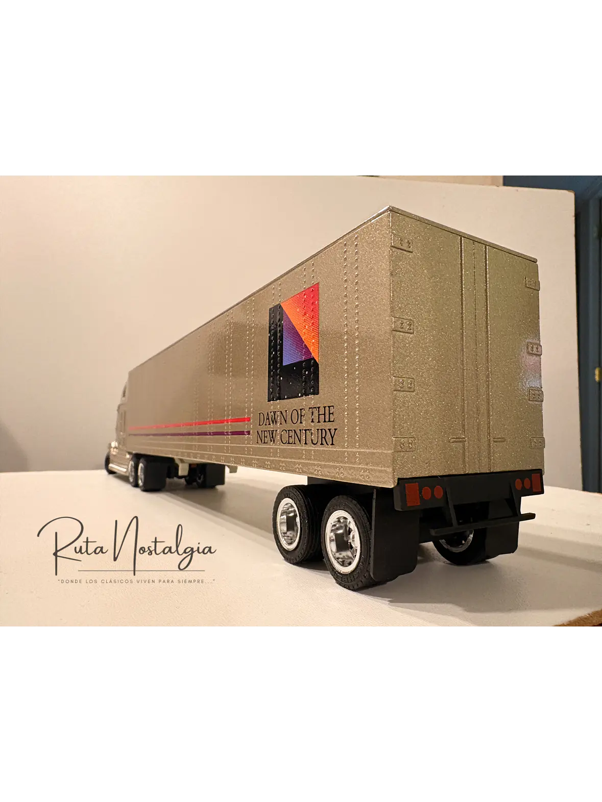 Freightliner Century Class S/T con Semirremolque NZG 416 1:43 | Camión Americano de Colección en Chile 4