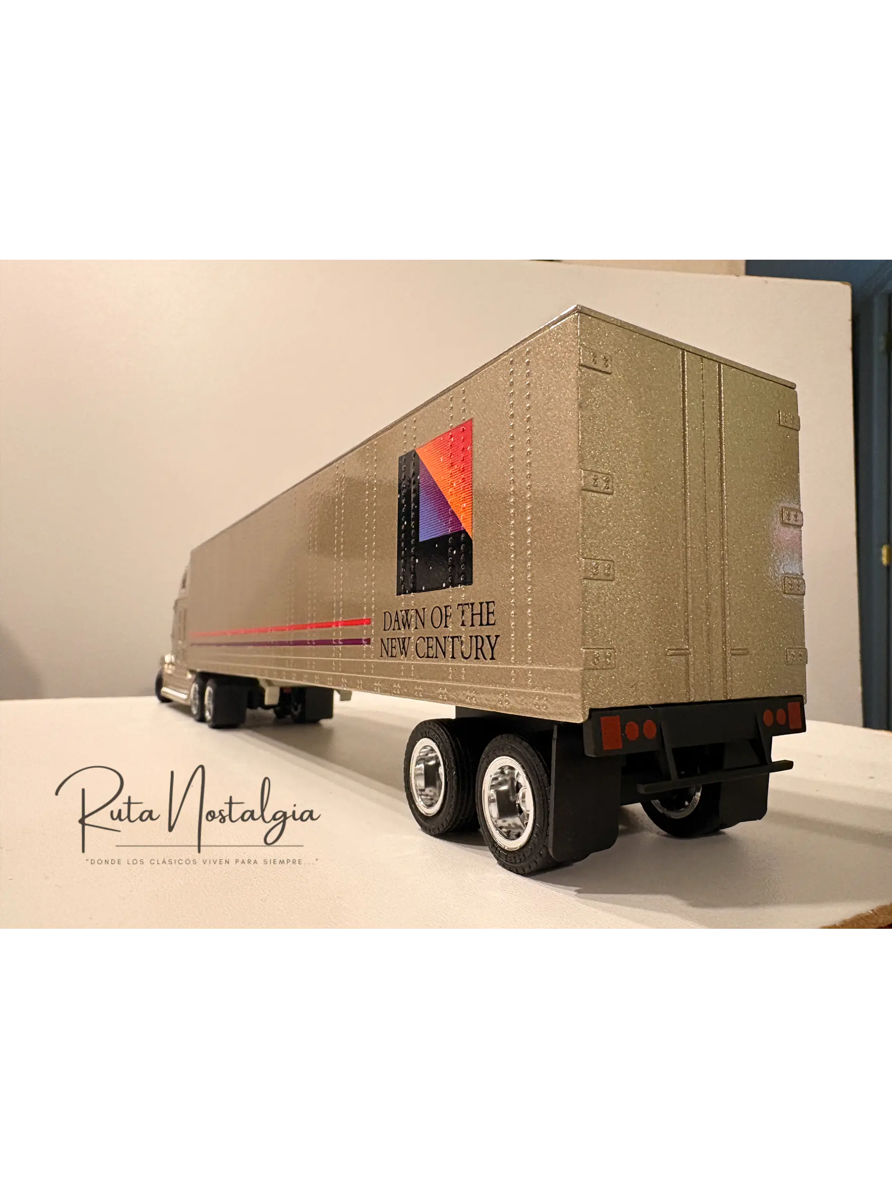 Freightliner Century Class S/T con Semirremolque NZG 416 1:43 | Camión Americano de Colección en Chile 4