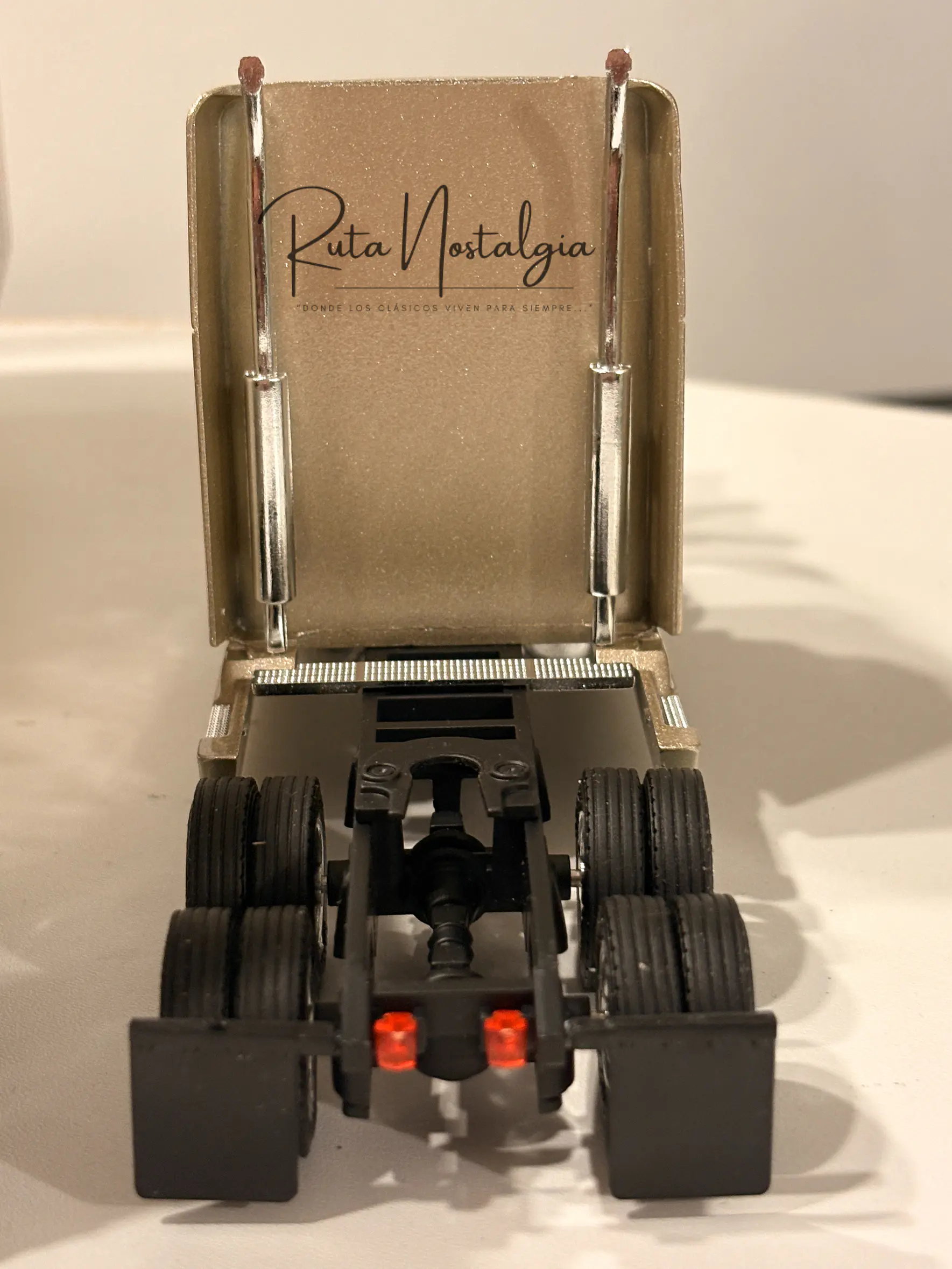 Freightliner Century Class S/T con Semirremolque NZG 416 1:43 | Camión Americano de Colección en Chile 5