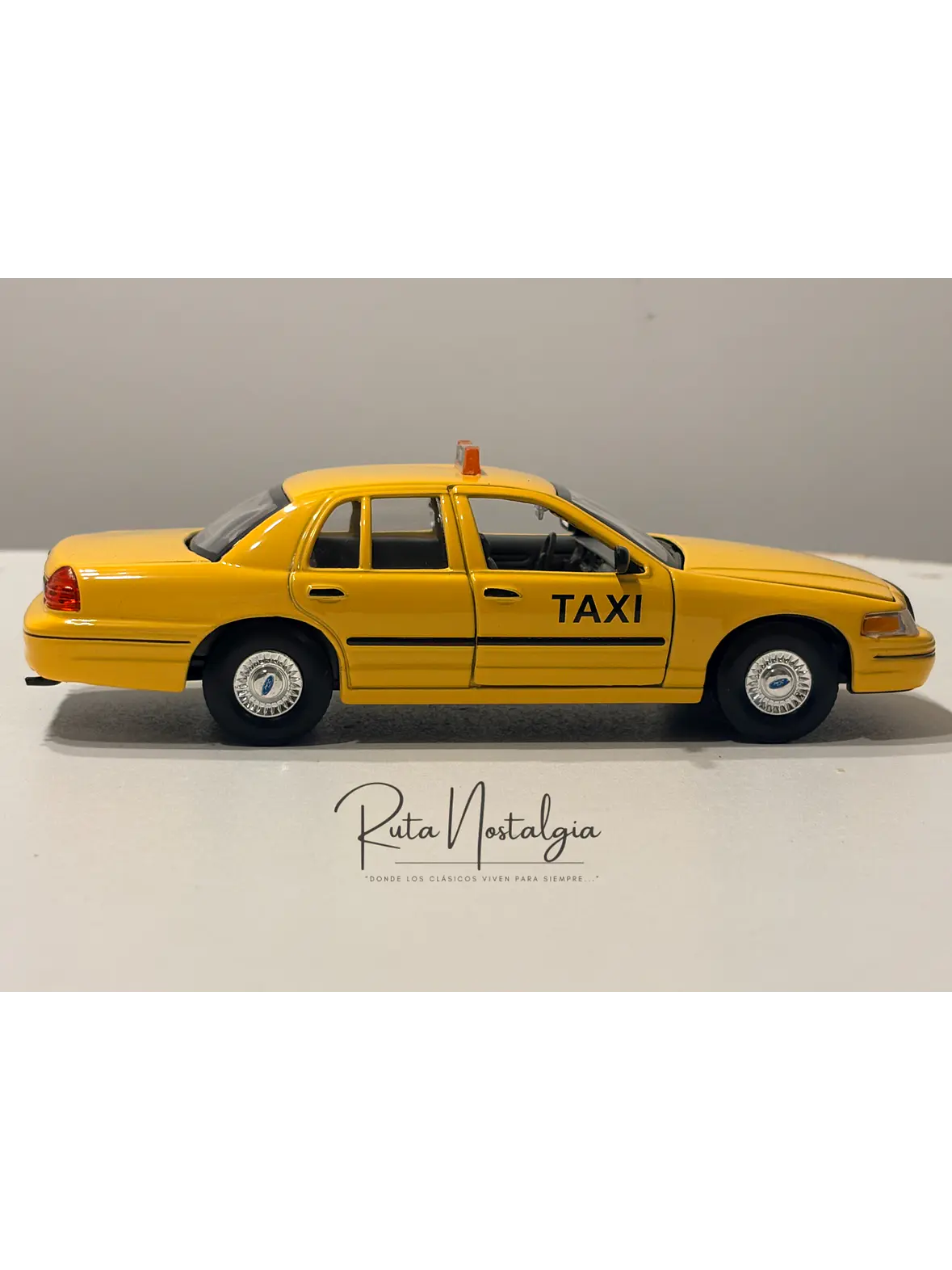 Ford Crown Victoria New York Taxi 1999 Welly 1:24 | Taxi Clásico Americano de Colección en Chile 5