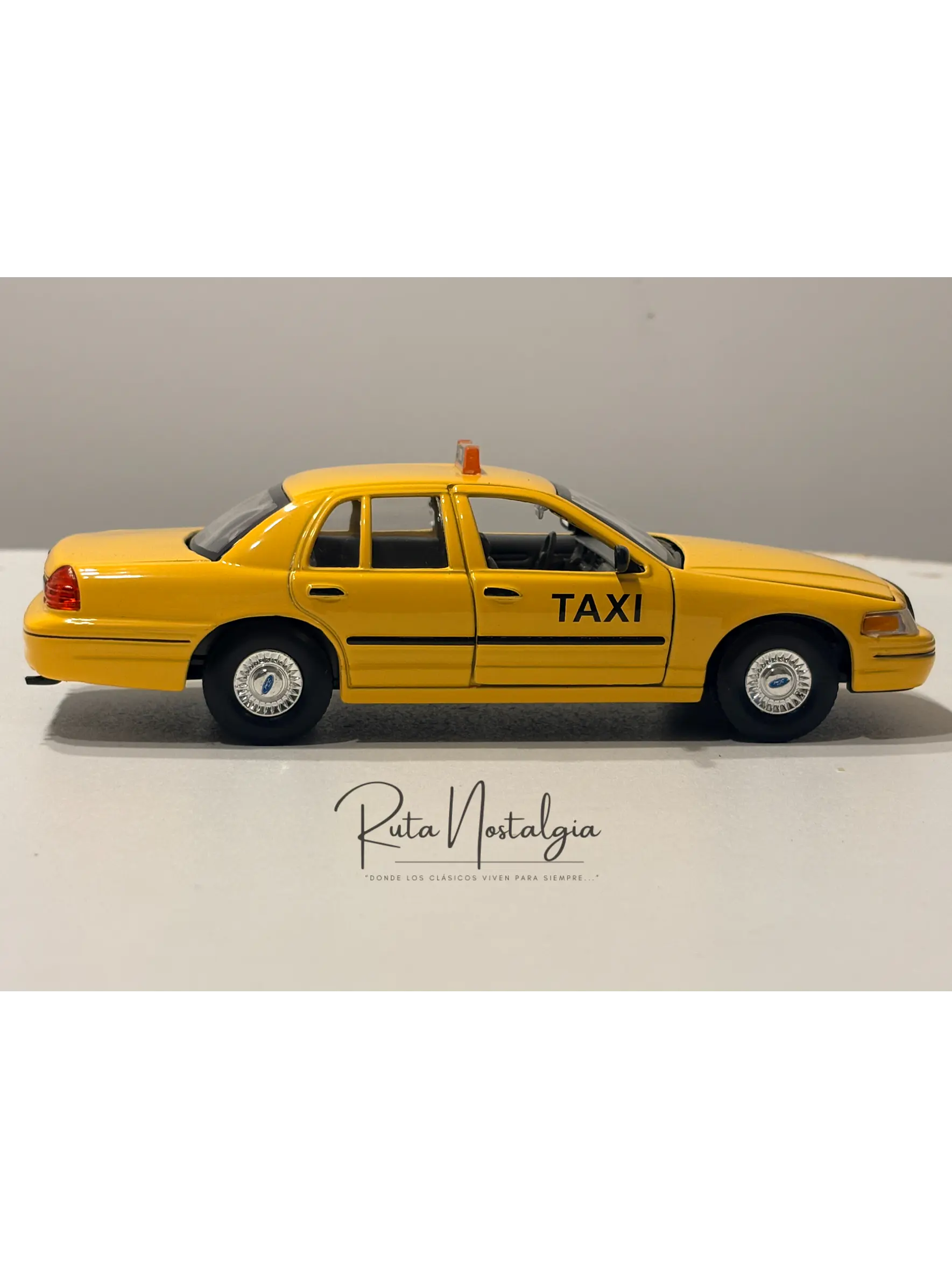 Ford Crown Victoria New York Taxi 1999 Welly 1:24 | Taxi Clásico Americano de Colección en Chile 5