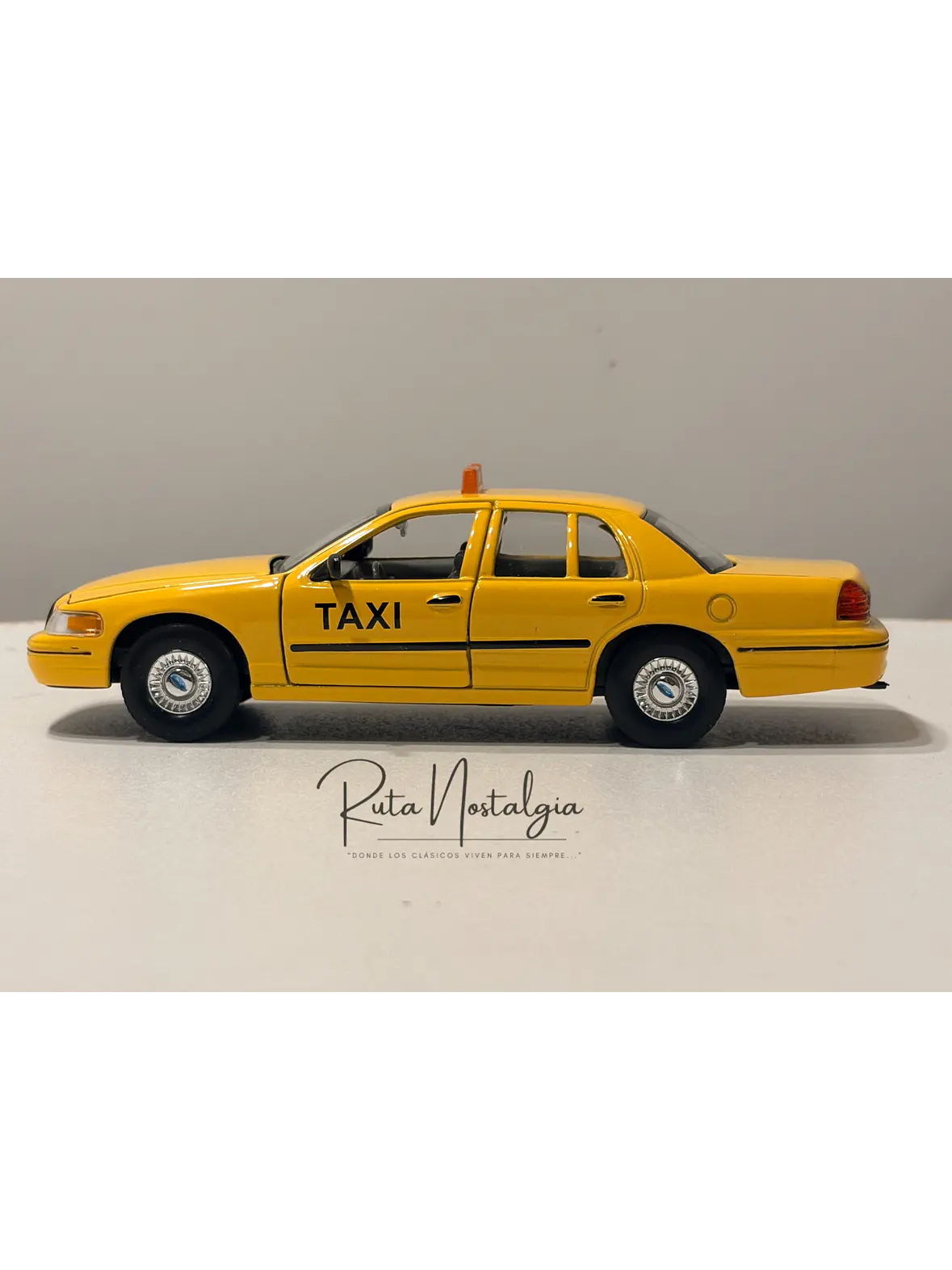 Ford Crown Victoria New York Taxi 1999 Welly 1:24 | Taxi Clásico Americano de Colección en Chile 8