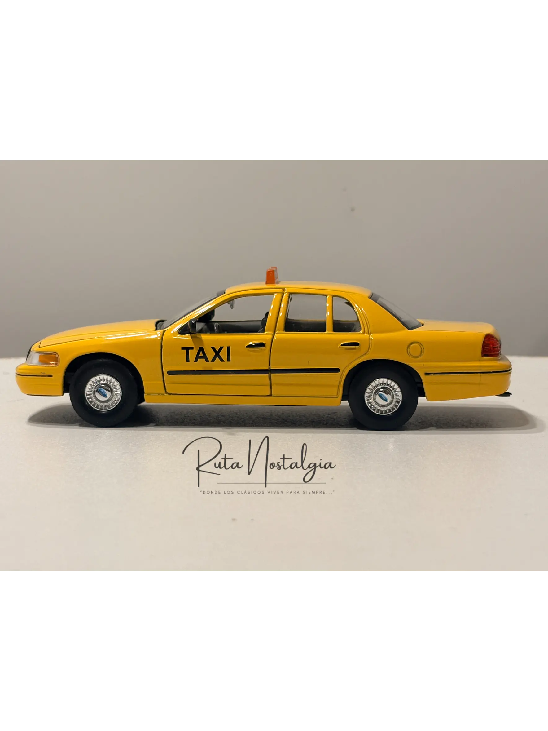 Ford Crown Victoria New York Taxi 1999 Welly 1:24 | Taxi Clásico Americano de Colección en Chile 8