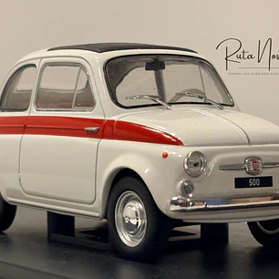 Fiat 500 1960 White/Red WhiteBox 1:24 | Auto Italiano Clásico de Colección - Modelo sin caja