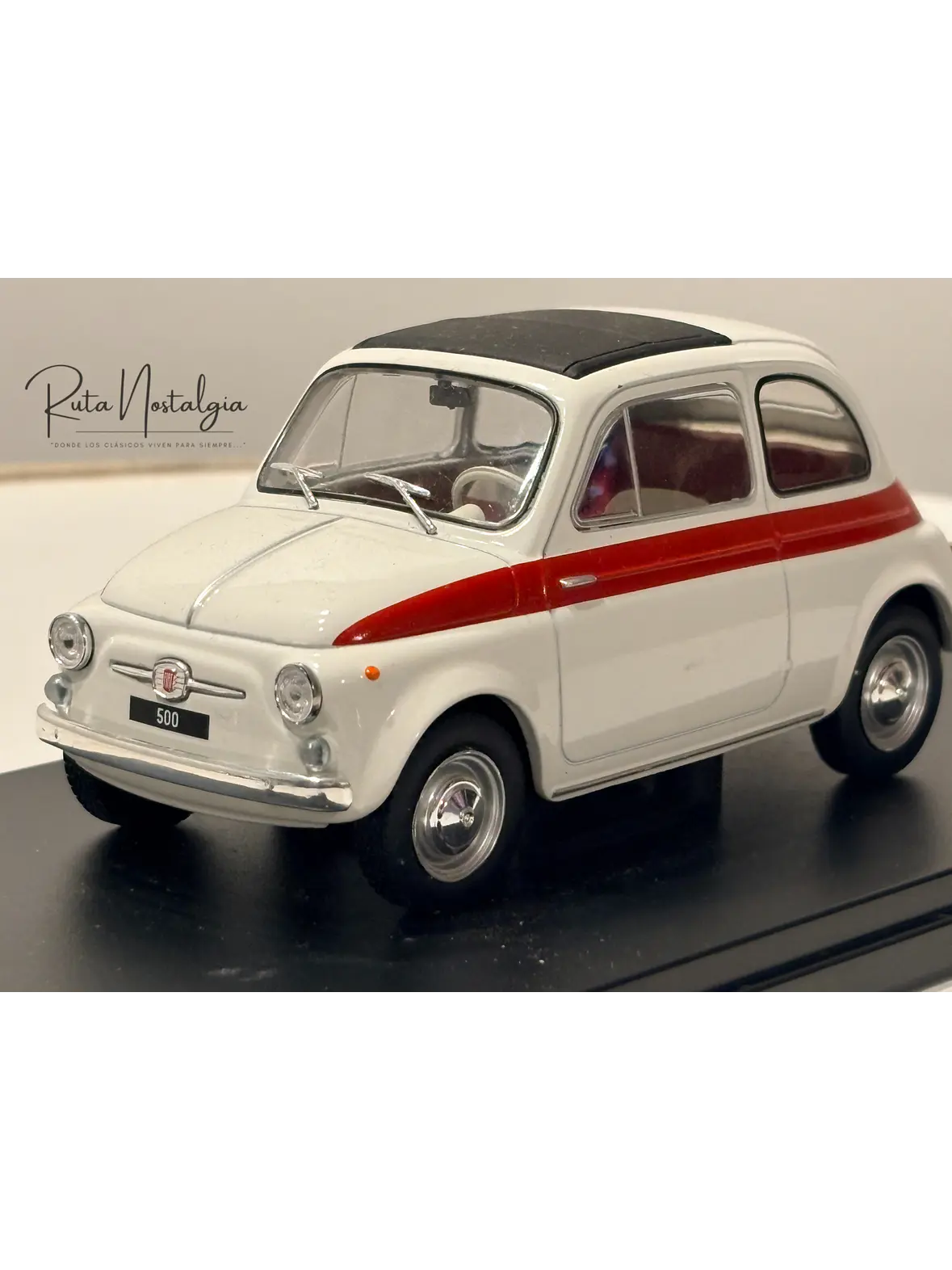 Fiat 500 1960 White/Red WhiteBox 1:24 | Auto Italiano Clásico de Colección - Modelo sin caja 3