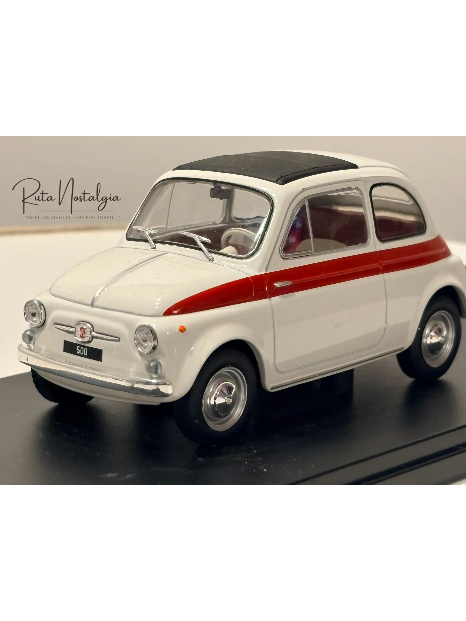 Fiat 500 1960 White/Red WhiteBox 1:24 | Auto Italiano Clásico de Colección - Modelo sin caja 3