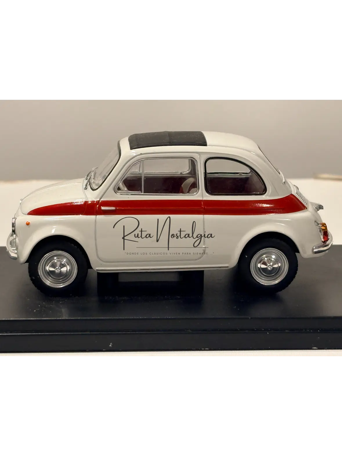 Fiat 500 1960 White/Red WhiteBox 1:24 | Auto Italiano Clásico de Colección - Modelo sin caja 4