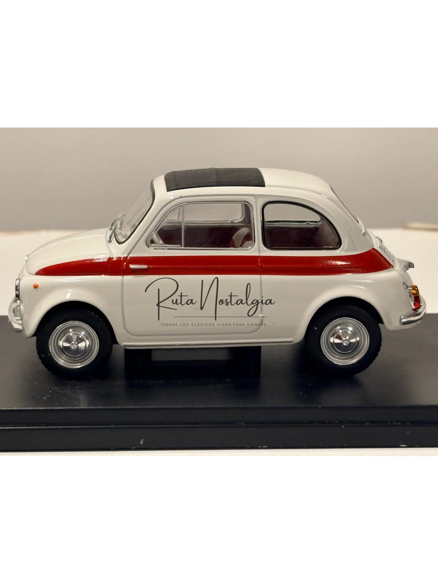 Fiat 500 1960 White/Red WhiteBox 1:24 | Auto Italiano Clásico de Colección - Modelo sin caja 4