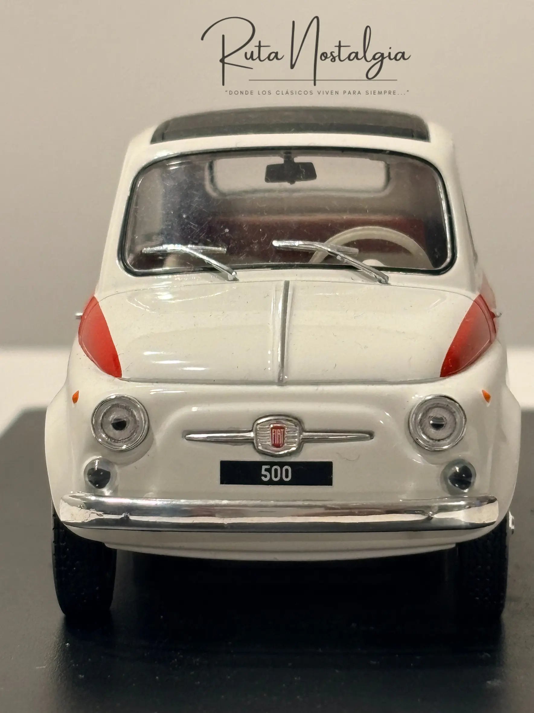 Fiat 500 1960 White/Red WhiteBox 1:24 | Auto Italiano Clásico de Colección - Modelo sin caja 2