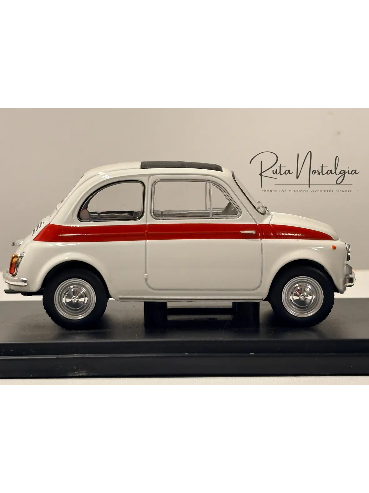 Fiat 500 1960 White/Red WhiteBox 1:24 | Auto Italiano Clásico de Colección - Modelo sin caja 7