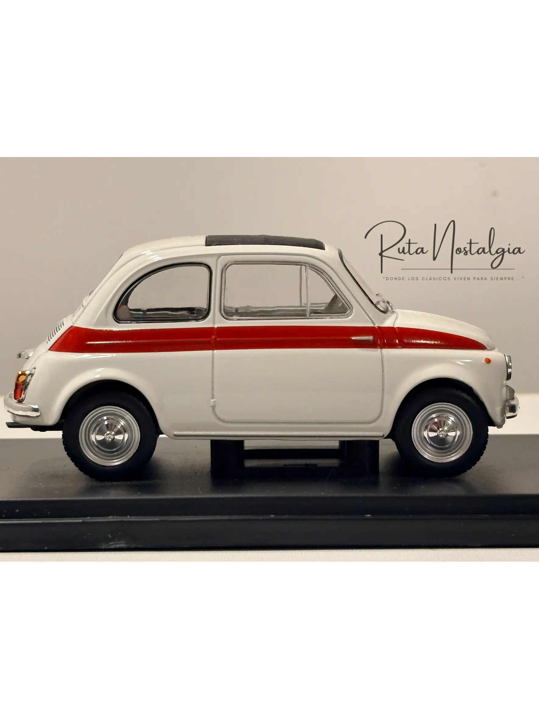 Fiat 500 1960 White/Red WhiteBox 1:24 | Auto Italiano Clásico de Colección - Modelo sin caja 7