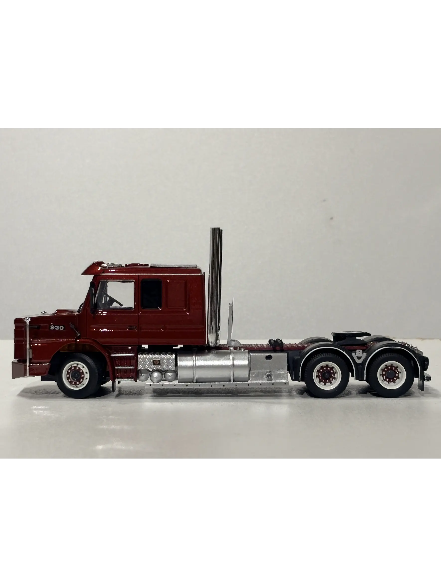Scania 2 Series Torpedo Metallinkierratys V8 | Tekno 1:50 – Camión clásico europeo con doble cabina 4