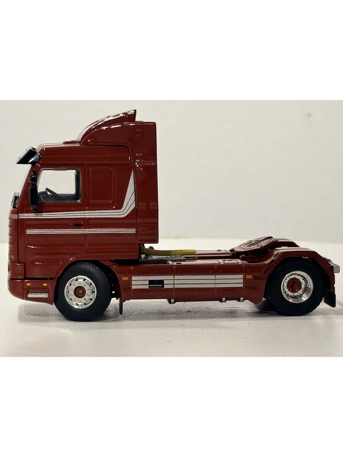 Scania 3 Series 143M Streamline 4x2 WSI Premium Line 1:50 burdeo – Clásico V8 europeo para coleccionistas en Chile 5