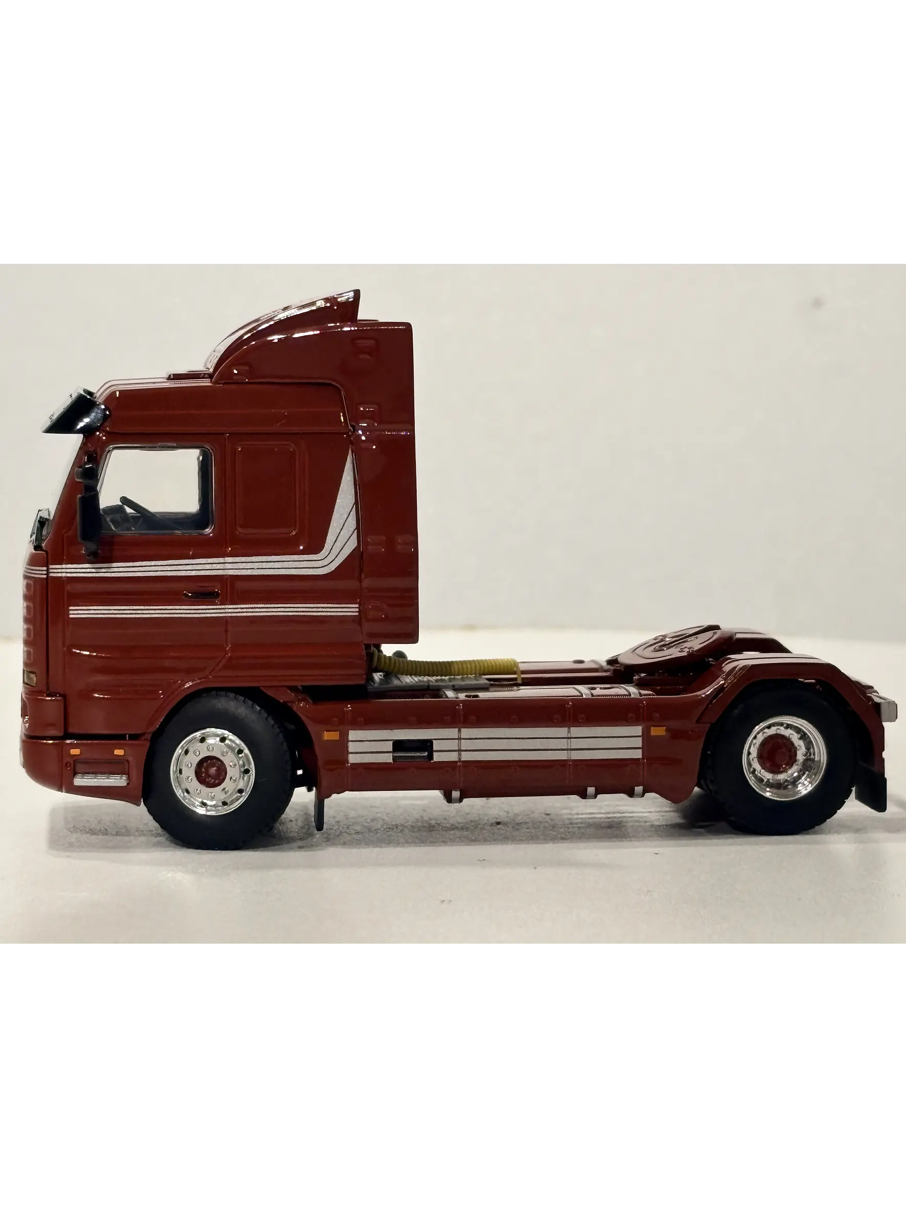 Scania 3 Series 143M Streamline 4x2 WSI Premium Line 1:50 burdeo – Clásico V8 europeo para coleccionistas en Chile 5