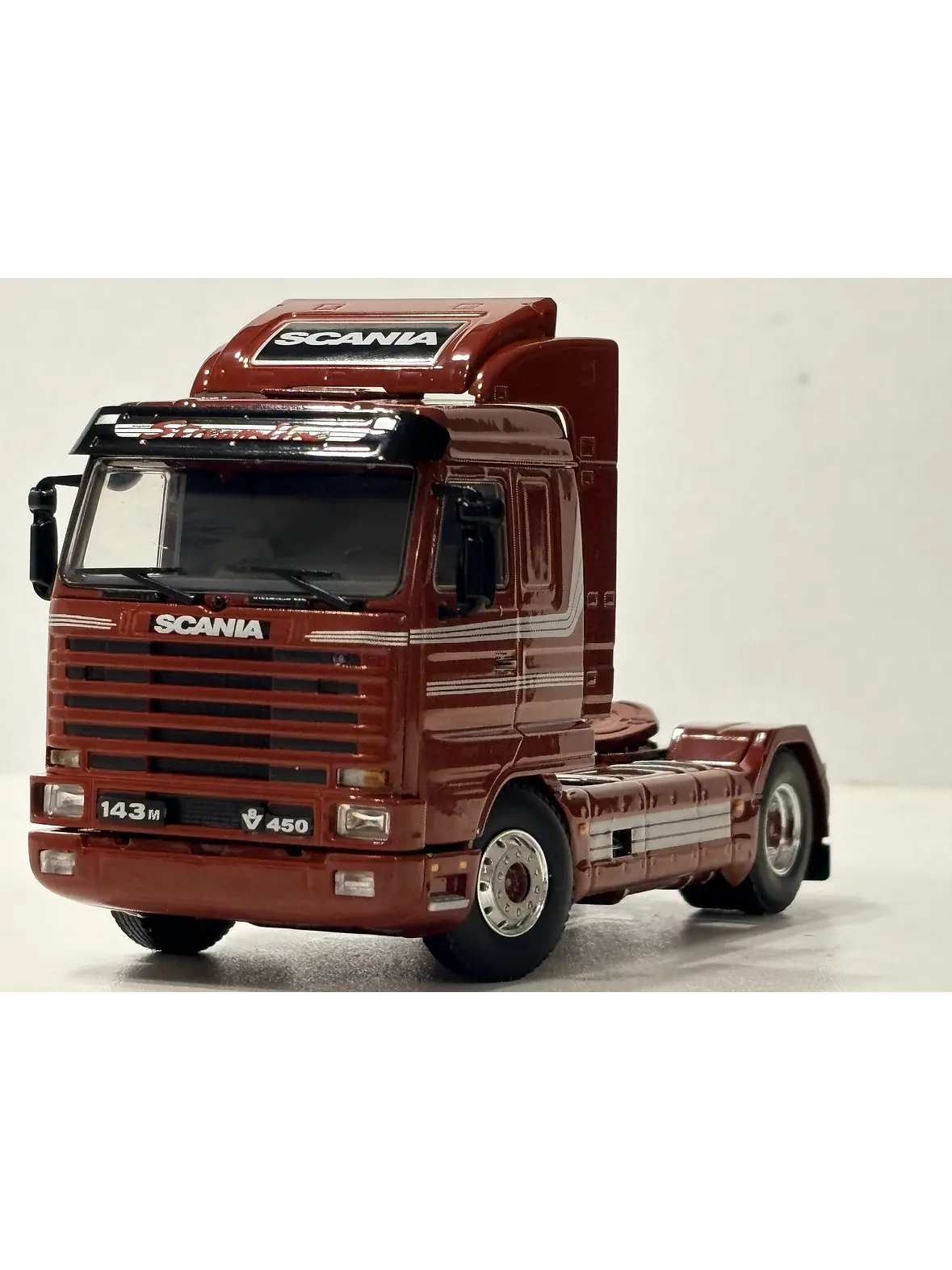 Scania 3 Series 143M Streamline 4x2 WSI Premium Line 1:50 burdeo – Clásico V8 europeo para coleccionistas en Chile 4