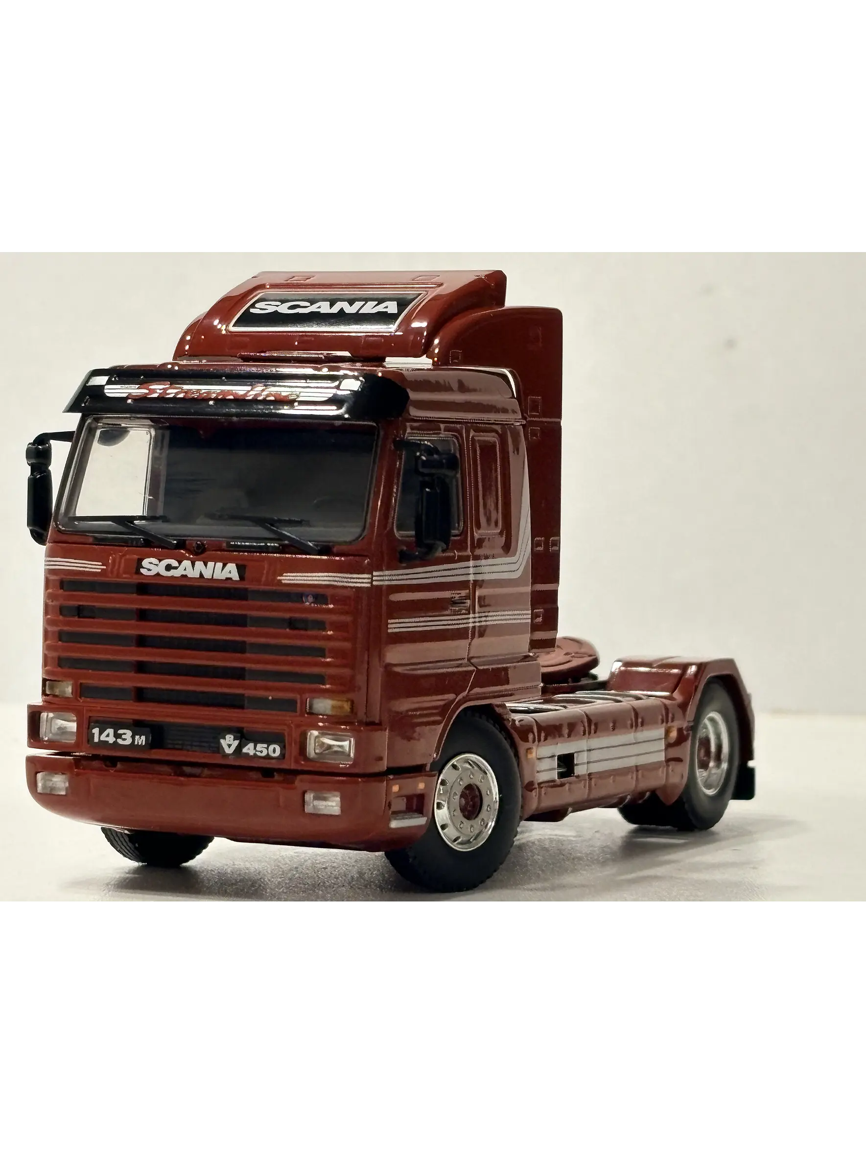 Scania 3 Series 143M Streamline 4x2 WSI Premium Line 1:50 burdeo – Clásico V8 europeo para coleccionistas en Chile 4