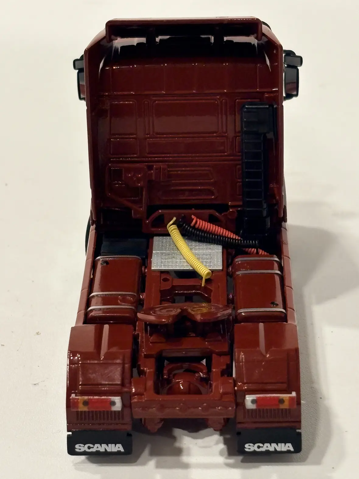 Scania 3 Series 143M Streamline 4x2 WSI Premium Line 1:50 burdeo – Clásico V8 europeo para coleccionistas en Chile 7