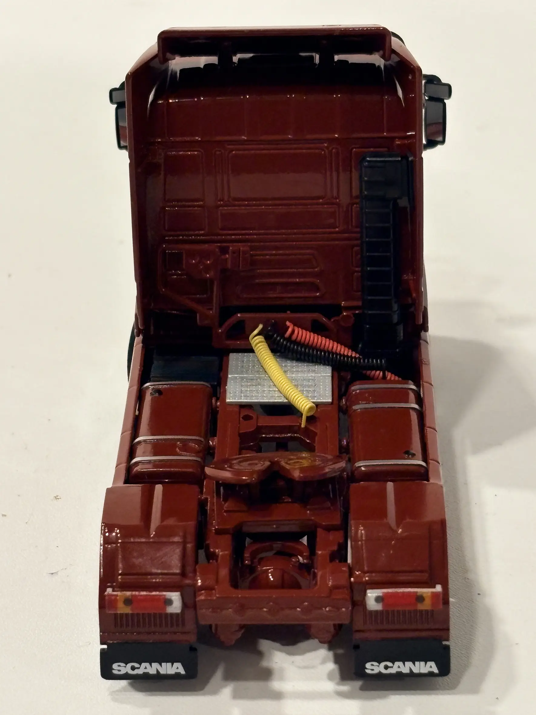 Scania 3 Series 143M Streamline 4x2 WSI Premium Line 1:50 burdeo – Clásico V8 europeo para coleccionistas en Chile 7