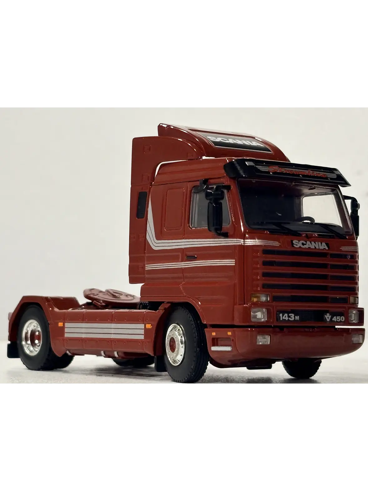 Scania 3 Series 143M Streamline 4x2 WSI Premium Line 1:50 burdeo – Clásico V8 europeo para coleccionistas en Chile 1