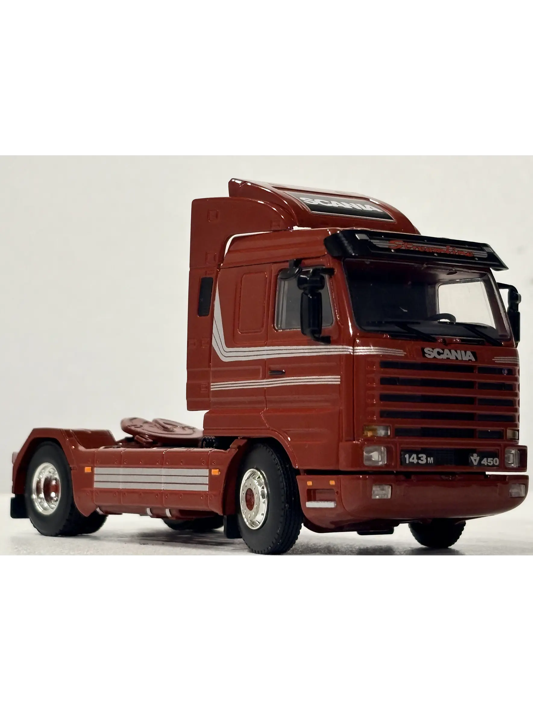 Scania 3 Series 143M Streamline 4x2 WSI Premium Line 1:50 burdeo – Clásico V8 europeo para coleccionistas en Chile 1