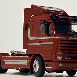 Scania 3 Series 143M Streamline 4x2 WSI Premium Line 1:50 burdeo – Clásico V8 europeo para coleccionistas en Chile