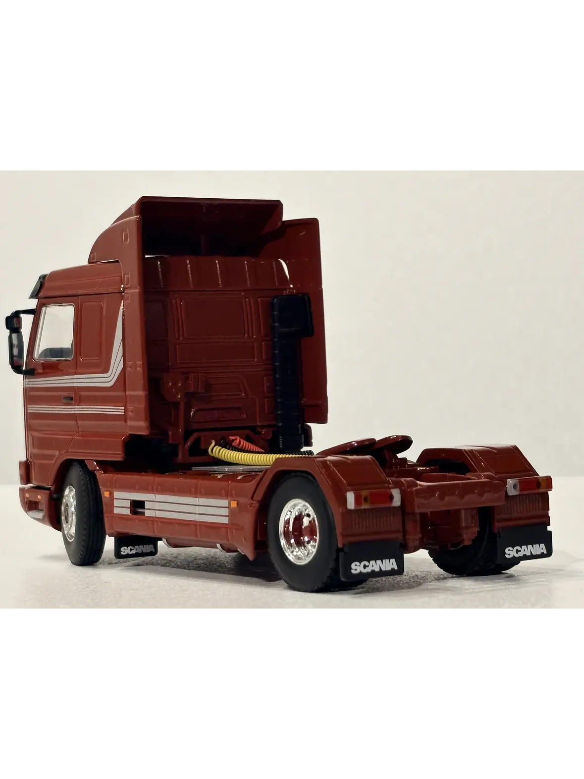 Scania 3 Series 143M Streamline 4x2 WSI Premium Line 1:50 burdeo – Clásico V8 europeo para coleccionistas en Chile 6