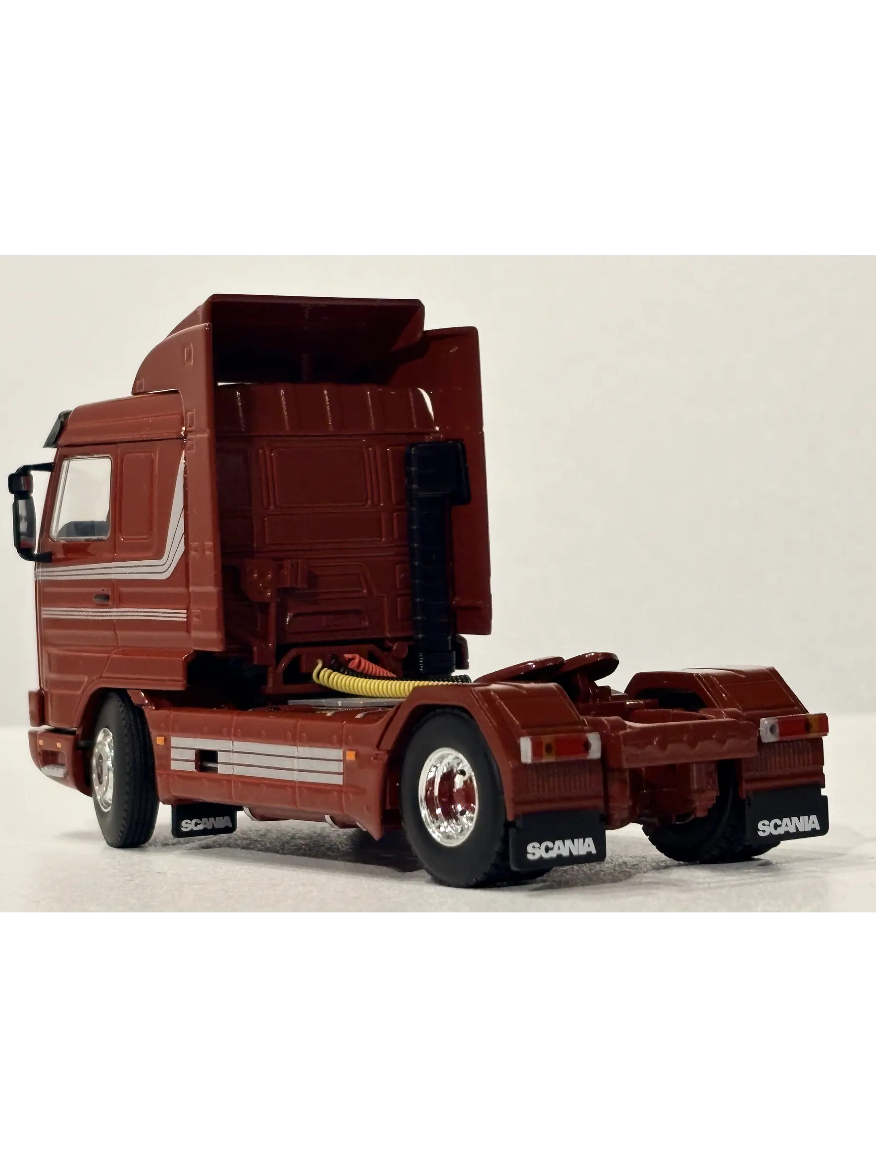 Scania 3 Series 143M Streamline 4x2 WSI Premium Line 1:50 burdeo – Clásico V8 europeo para coleccionistas en Chile 6
