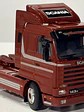 Scania 3 Series 143M Streamline 4x2 WSI Premium Line 1:50 burdeo – Clásico V8 europeo para coleccionistas en Chile - Miniatura 9