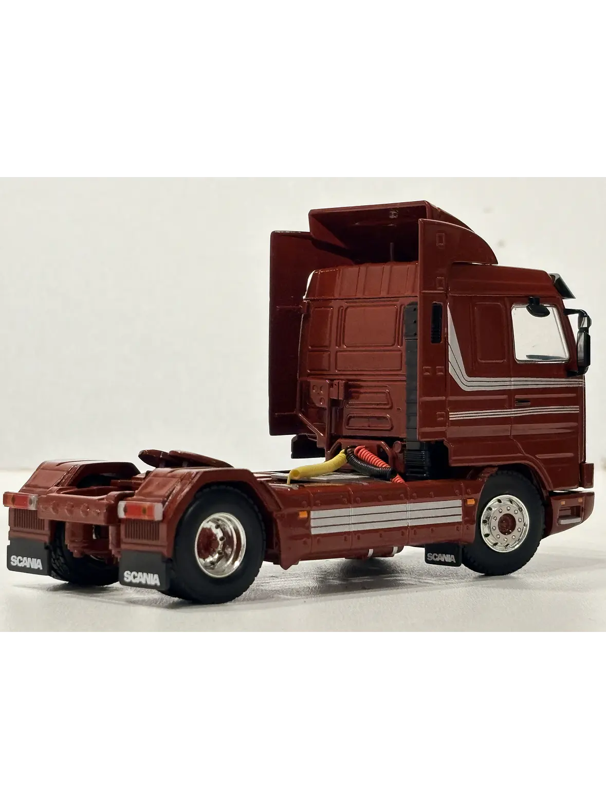 Scania 3 Series 143M Streamline 4x2 WSI Premium Line 1:50 burdeo – Clásico V8 europeo para coleccionistas en Chile 8
