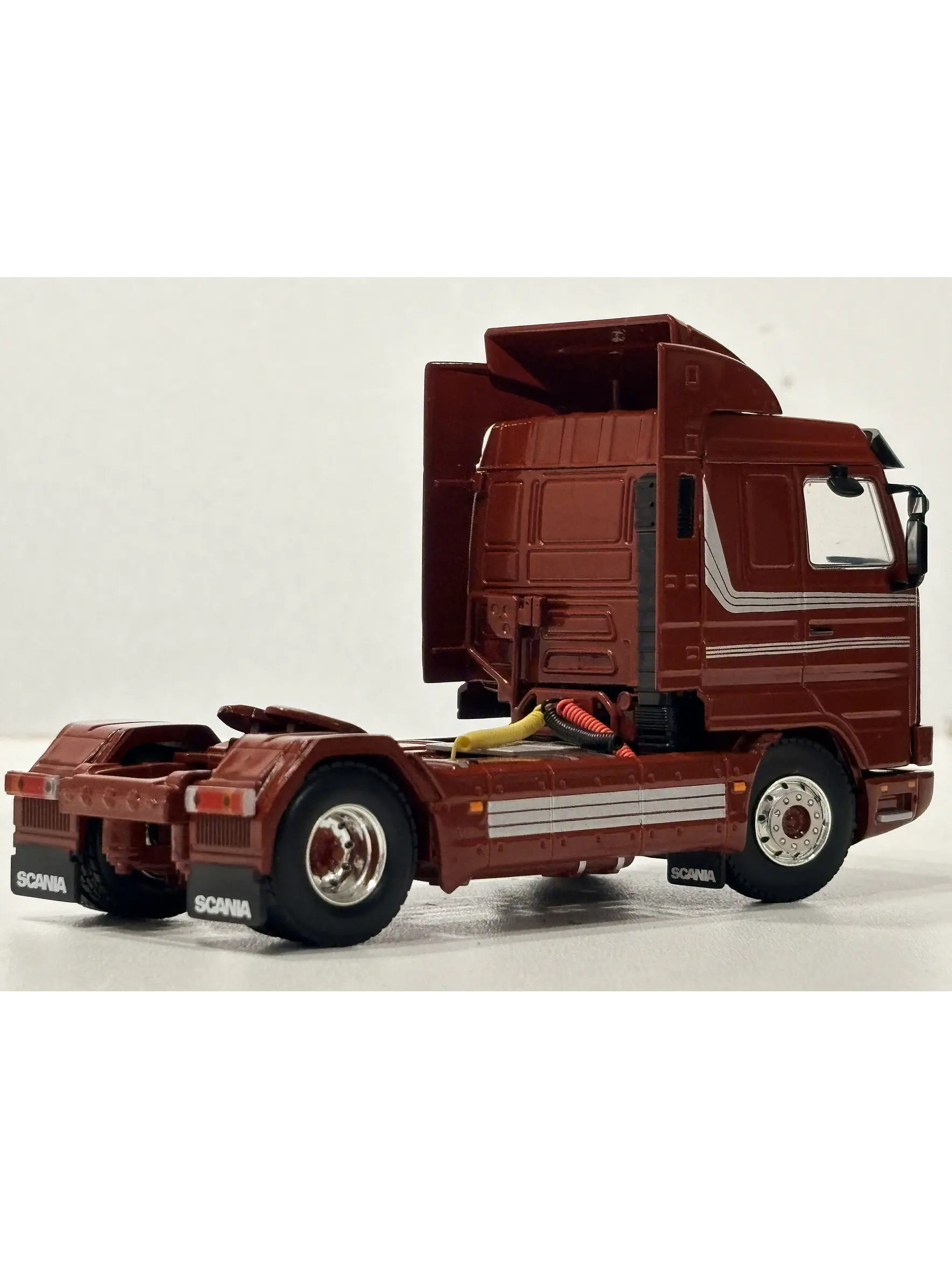 Scania 3 Series 143M Streamline 4x2 WSI Premium Line 1:50 burdeo – Clásico V8 europeo para coleccionistas en Chile 8