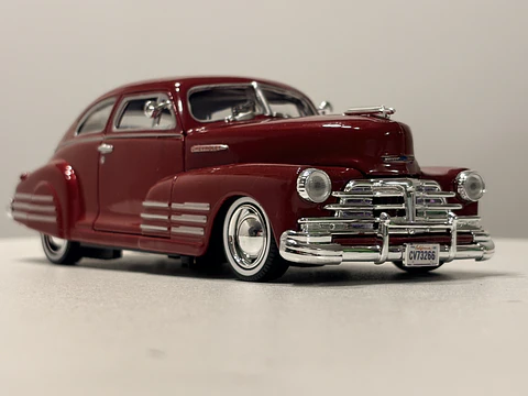 Motormax 1:24 Chevrolet Aerosedan Fleetline 1948  – Clásico americano de posguerra para coleccionistas exigentes