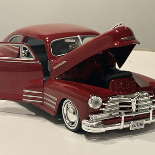 Motormax 1:24 Chevrolet Aerosedan Fleetline 1948  – Clásico americano de posguerra para coleccionistas exigentes