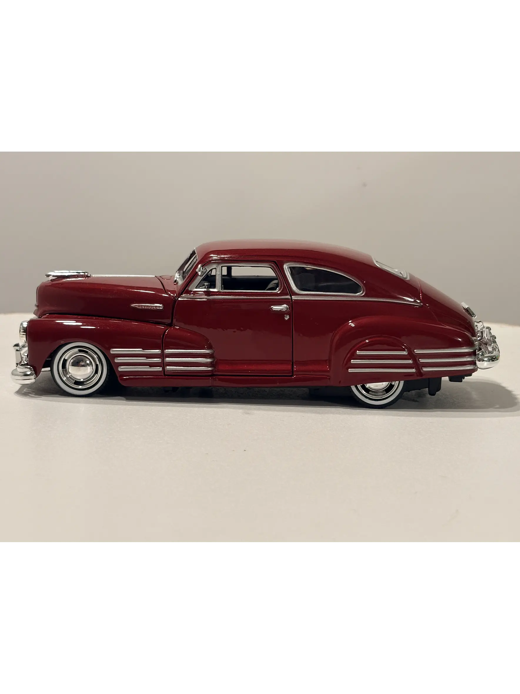 Motormax 1:24 Chevrolet Aerosedan Fleetline 1948  – Clásico americano de posguerra para coleccionistas exigentes 7