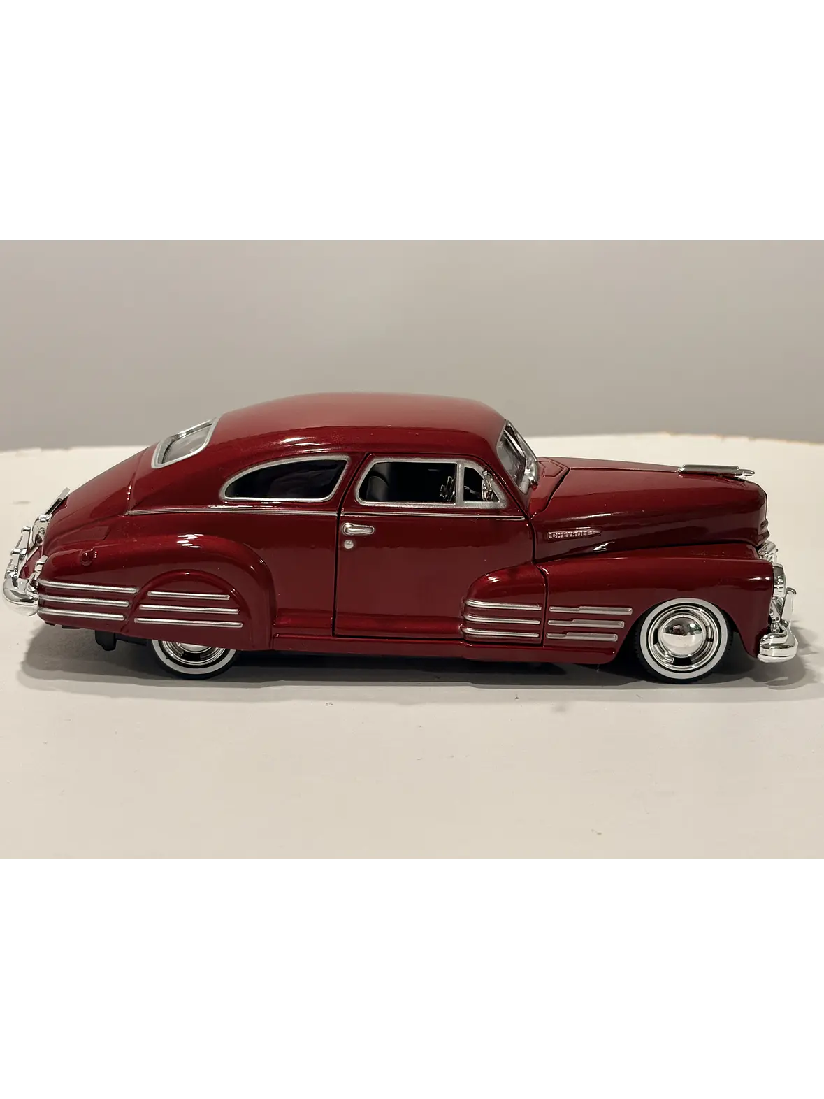 Motormax 1:24 Chevrolet Aerosedan Fleetline 1948  – Clásico americano de posguerra para coleccionistas exigentes 10
