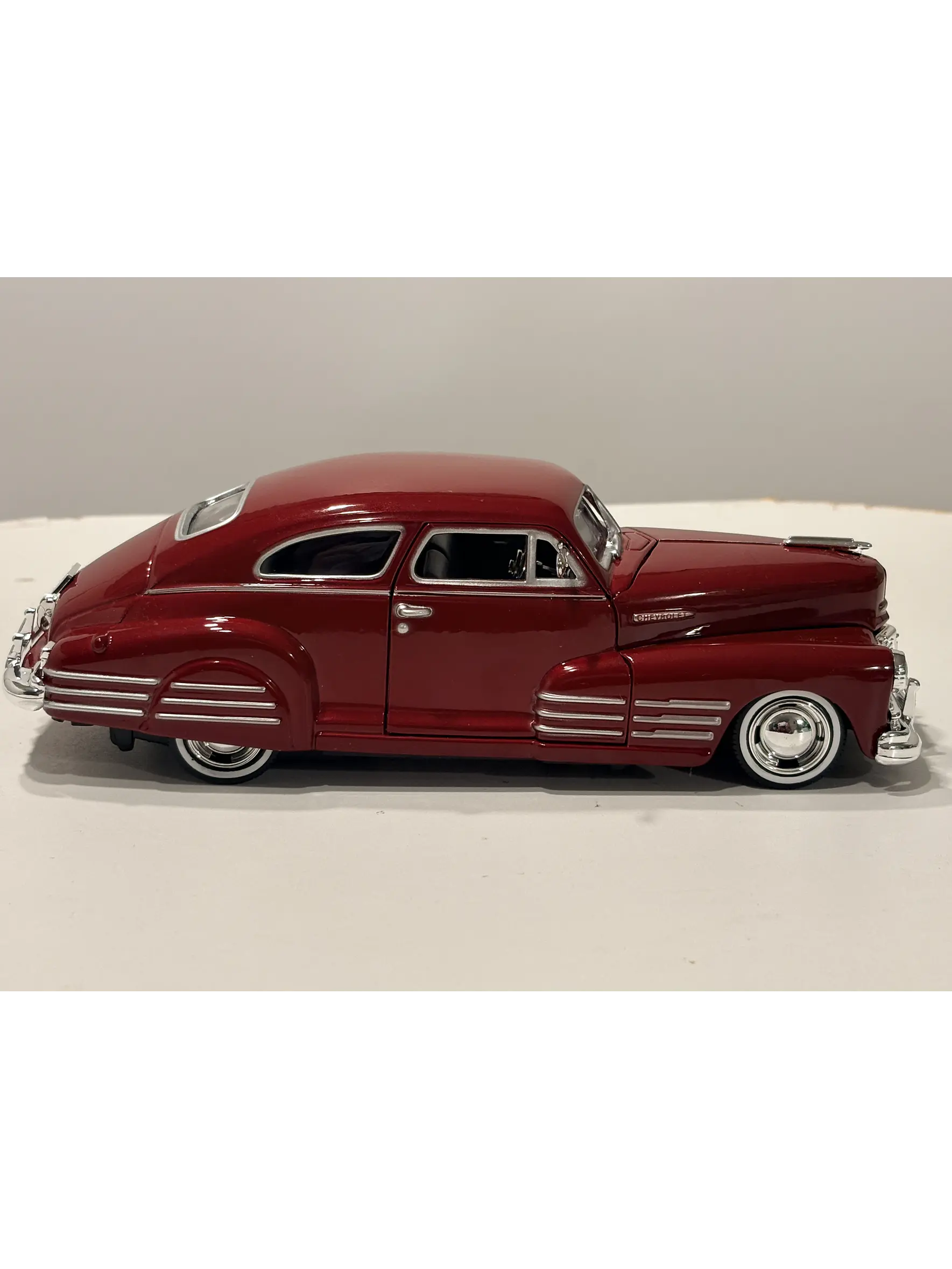 Motormax 1:24 Chevrolet Aerosedan Fleetline 1948  – Clásico americano de posguerra para coleccionistas exigentes 10
