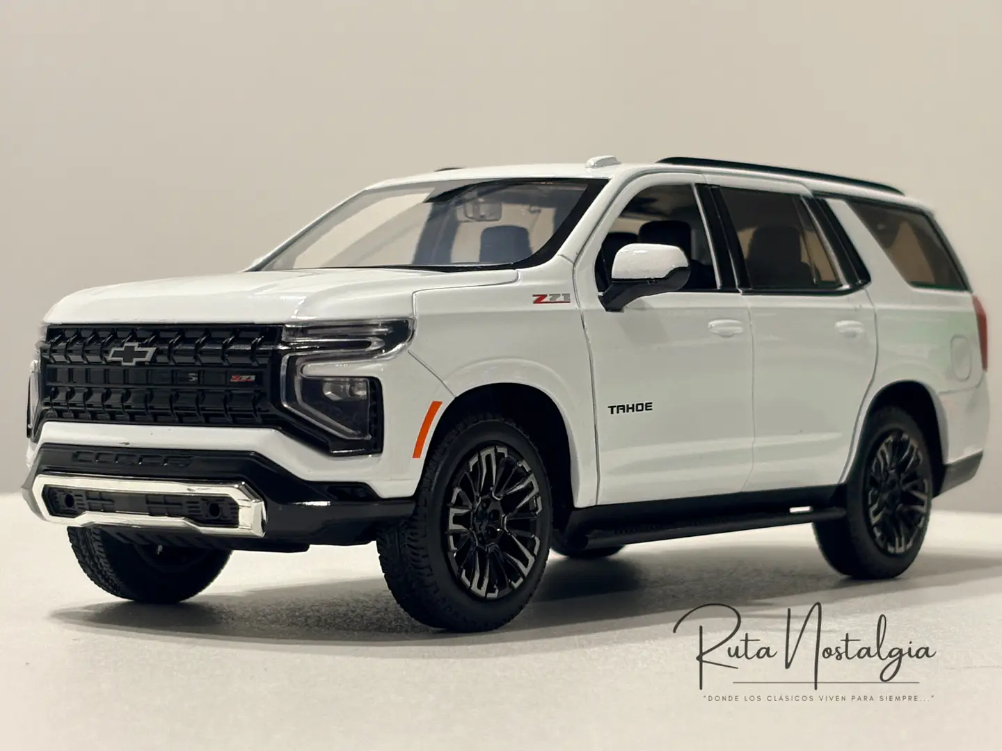 Camioneta Chevrolet Tahoe Z71 (2025) | Motormax 1:24 5