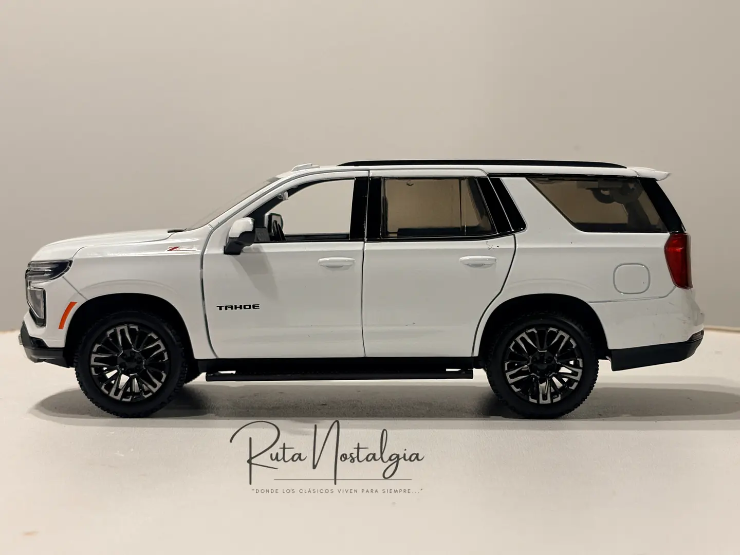 Camioneta Chevrolet Tahoe Z71 (2025) | Motormax 1:24 6