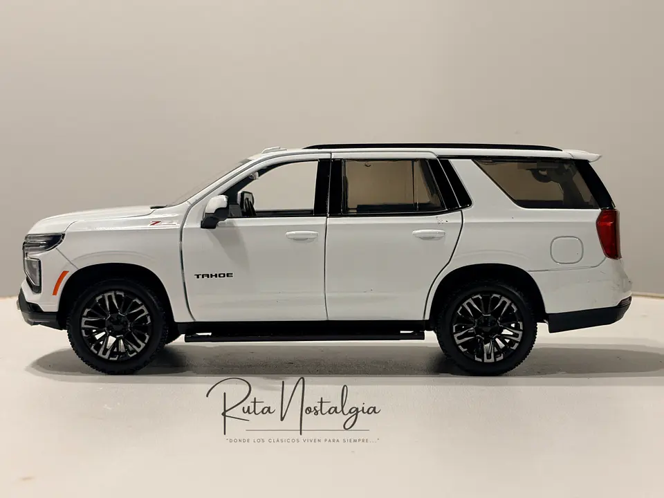 Camioneta Chevrolet Tahoe Z71 (2025) | Motormax 1:24 6