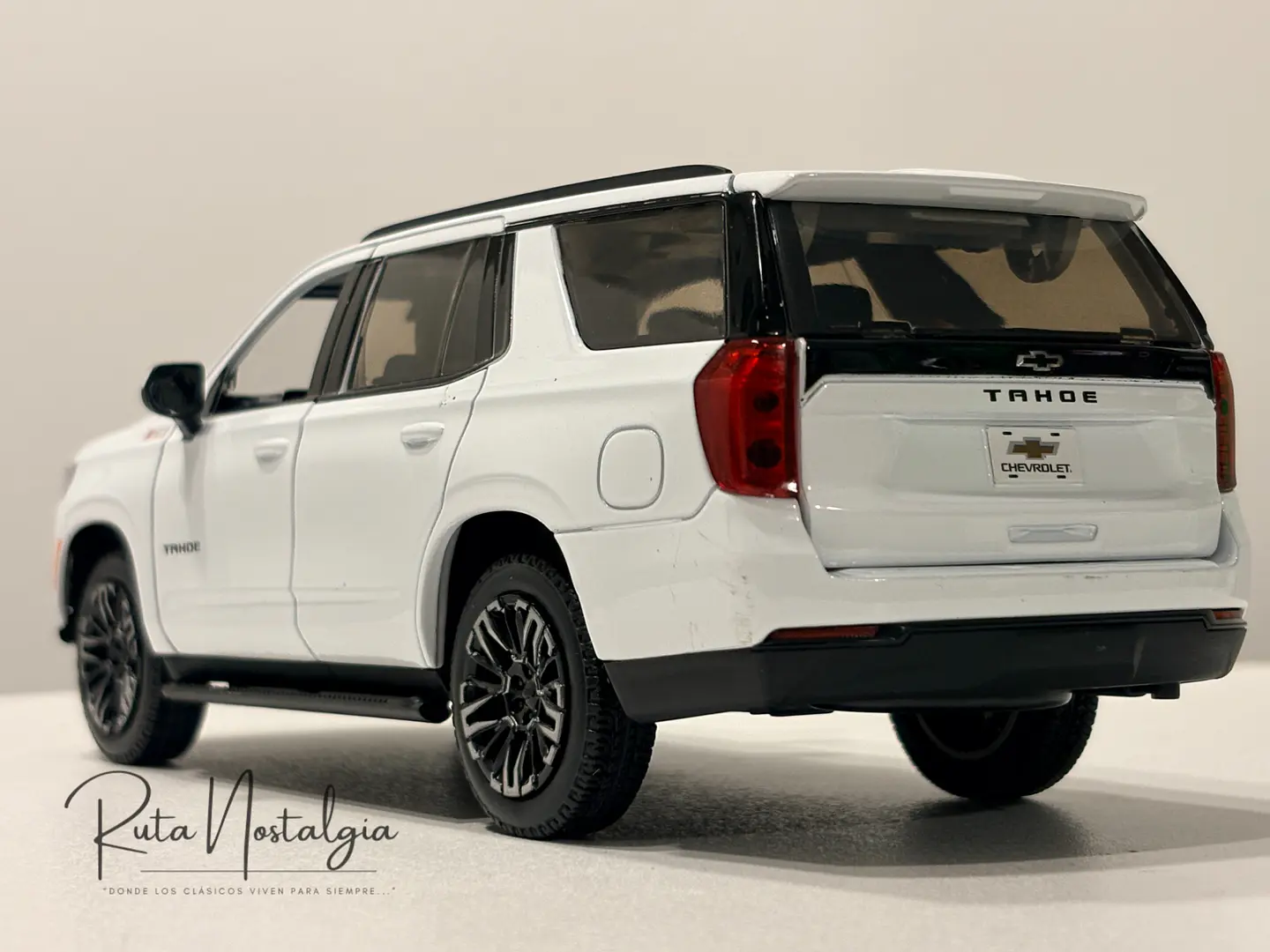 Camioneta Chevrolet Tahoe Z71 (2025) | Motormax 1:24 7