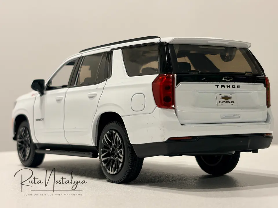 Camioneta Chevrolet Tahoe Z71 (2025) | Motormax 1:24 7